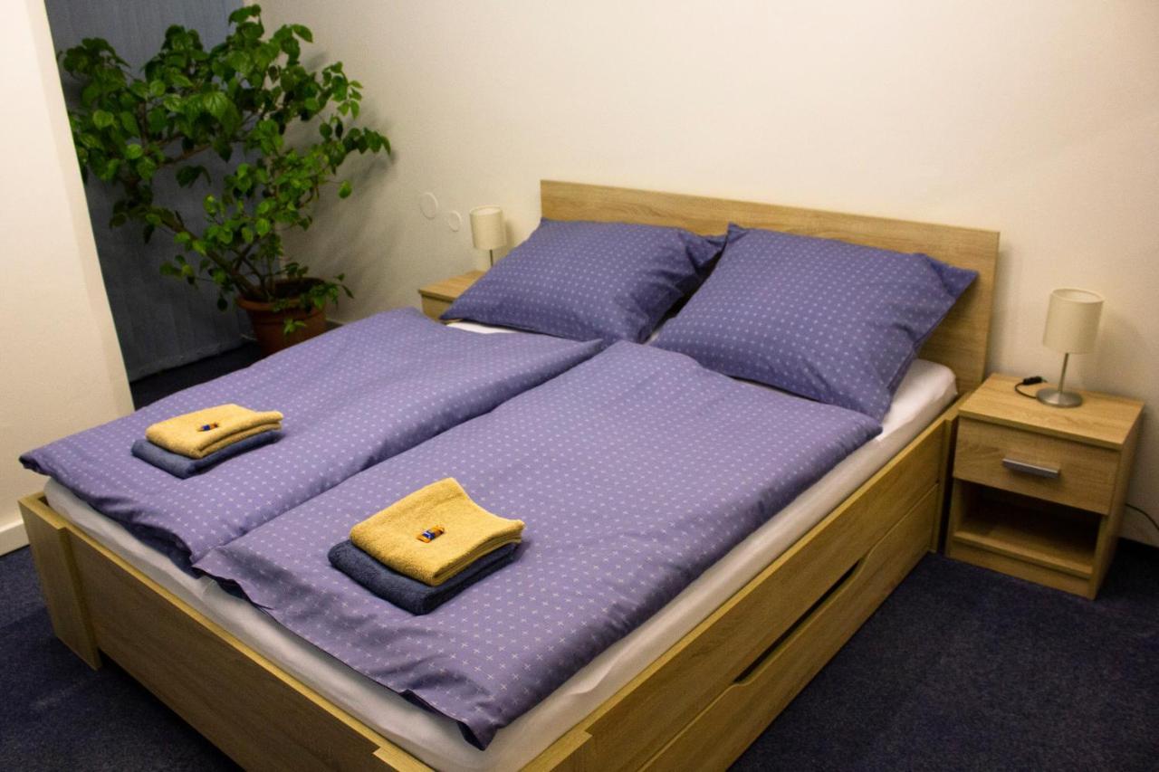 Blue Apartment In Beautiful English Style Garden With Atmosphere Прага Екстериор снимка