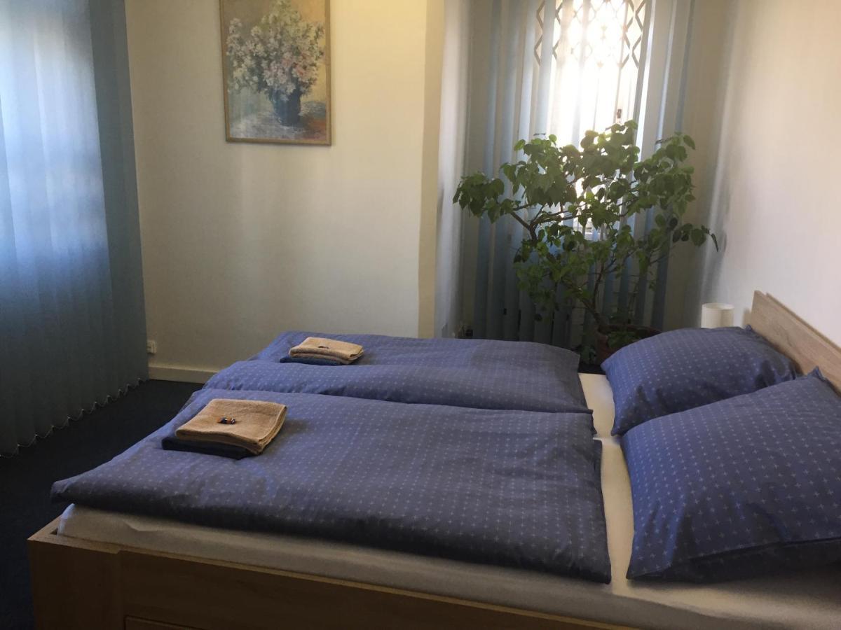 Blue Apartment In Beautiful English Style Garden With Atmosphere Прага Екстериор снимка