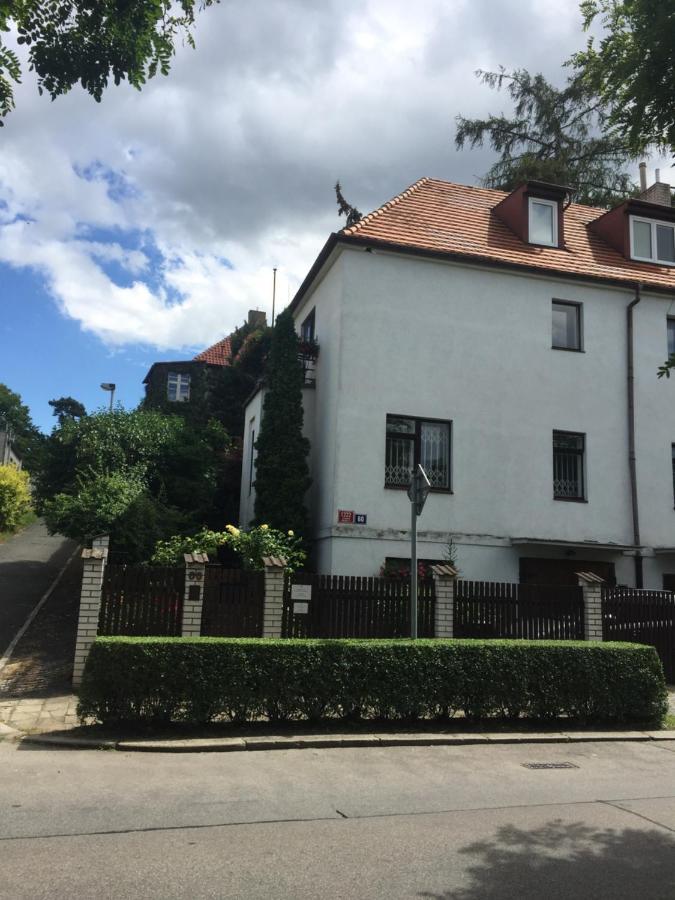 Blue Apartment In Beautiful English Style Garden With Atmosphere Прага Екстериор снимка