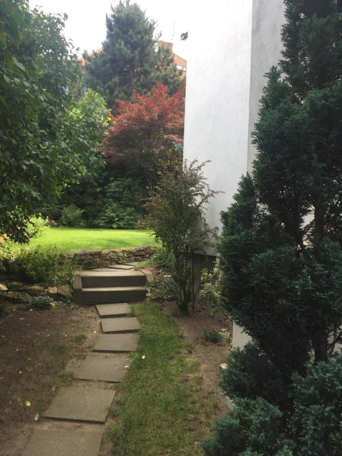 Blue Apartment In Beautiful English Style Garden With Atmosphere Прага Екстериор снимка