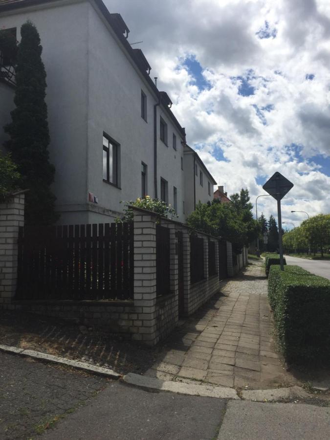 Blue Apartment In Beautiful English Style Garden With Atmosphere Прага Екстериор снимка