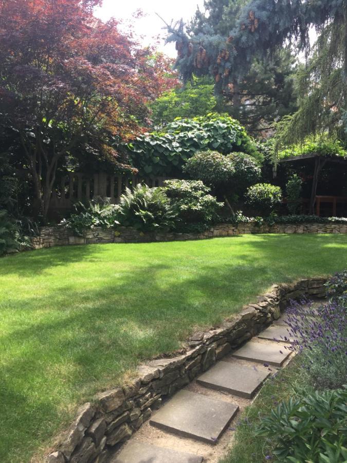 Blue Apartment In Beautiful English Style Garden With Atmosphere Прага Екстериор снимка